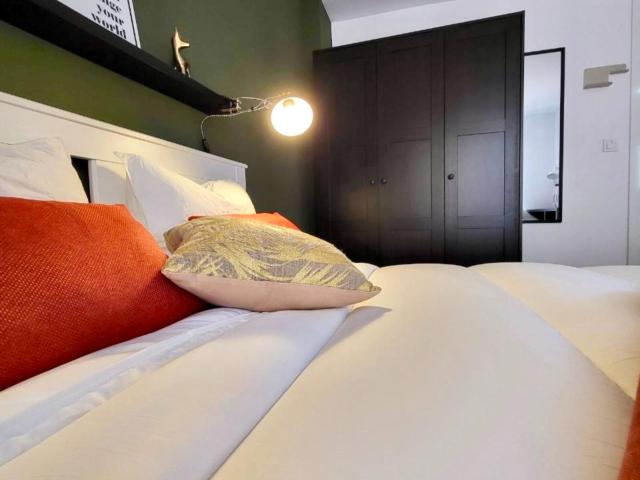 Lovely single bedroom in Sant Blai