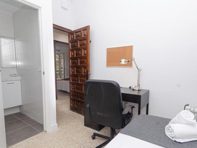 Lovely single ensuite bedroom in a 4 bedroom apartment near Paral·lel metro station