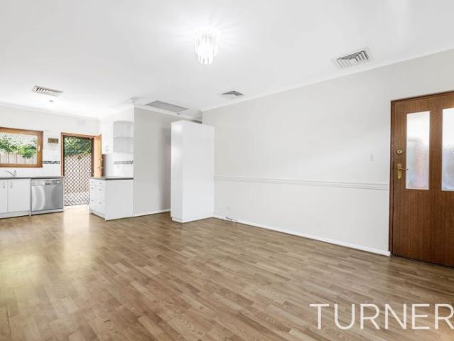 Lovely single storey unit near everything walk to airport, Ikea, Hilton Plaza, bus, schools, library