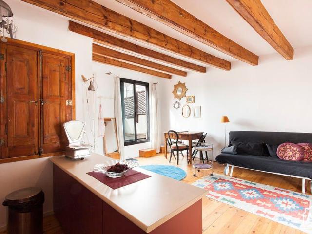 Lovely studio apartment with a terrace close to Las Ramblas