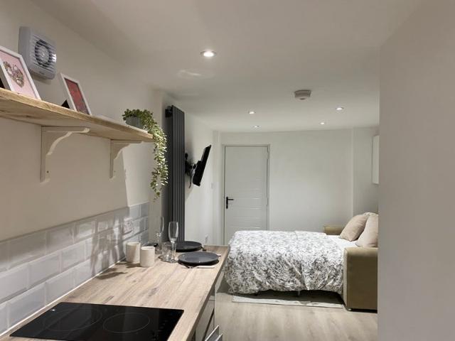 Lovely Studio with own entrance & garden
