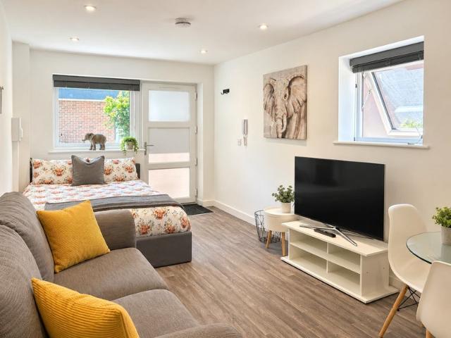 Lovely studio 10 mins walk to beach, all bills inc