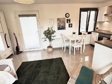 Lovely, stylish studio in Cologne close to rhine and Autobahn & public tansportation, Koln Amsterdam Apartments for Rent