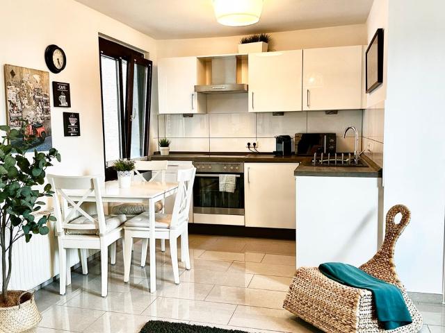 Lovely, stylish studio in Cologne close to rhine and Autobahn & public tansportation, Koln Amsterdam Apartments for Rent