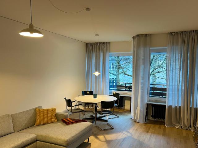 Lovely, sunny, double balcony apartment in Ottensen close to Parks, Bus, Restaurants, Shops, Bars and the River 5 min walk!