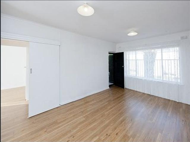 Lovely Quiet Position, Upstairs Unit. Close to CBD