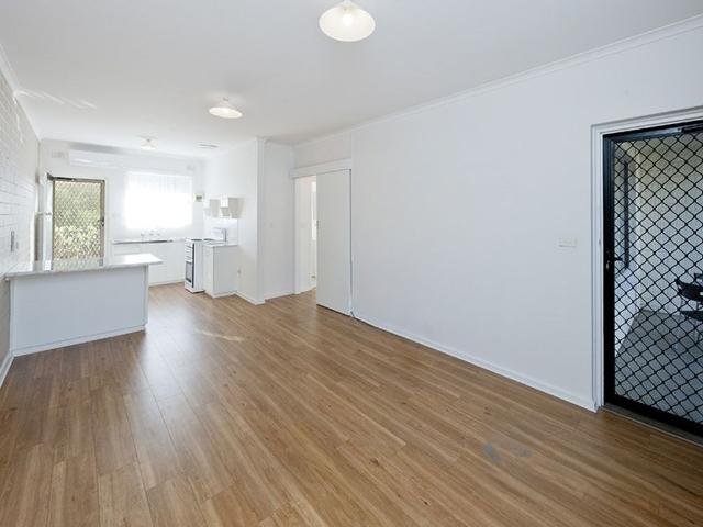 Lovely Quiet Position, Upstairs Unit. Close to CBD