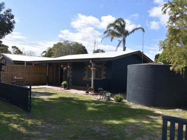Lovely Retro Cottage Fully furnished with Wi Fi and Lawn Mowing included