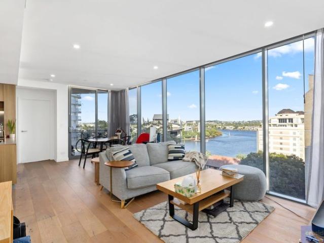 Lovely river views! Carefree living in this elegant open plan 7th floor 2 bedroom Kangaroo Point apartment