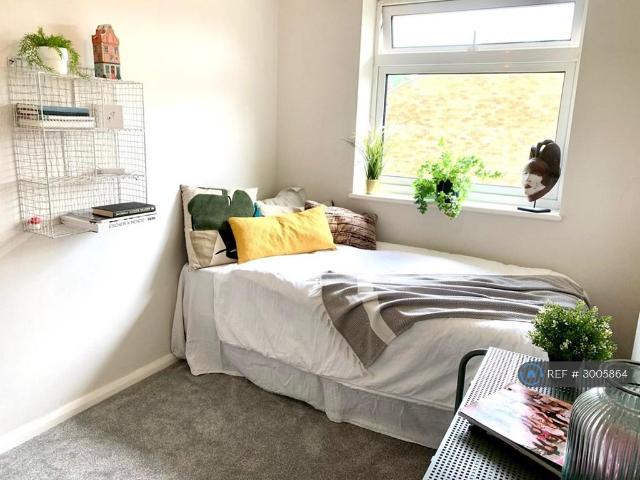 Lovely Wondeful Small Double Bedroom. 1 bed in a house share to rent £900 pcm £208 pw