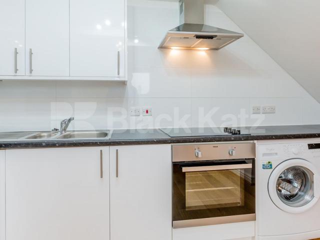 Lovely three bed with modern fixtures and fittings mins to tube & shops