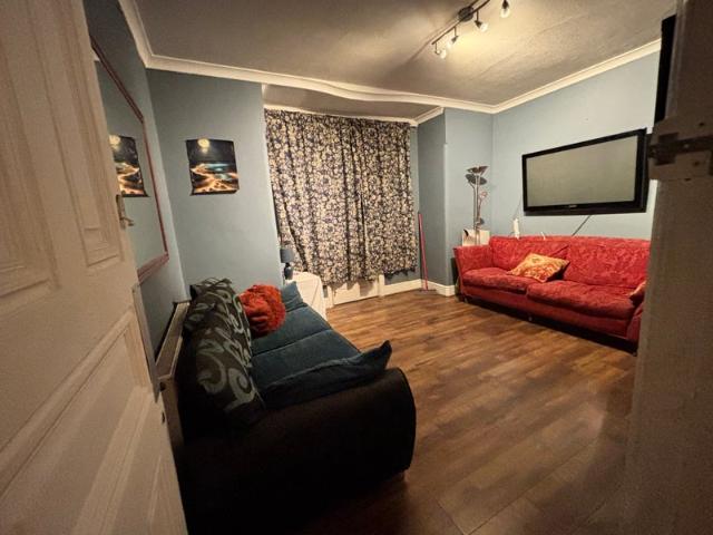 Lovely two bedroom garden flat with Office