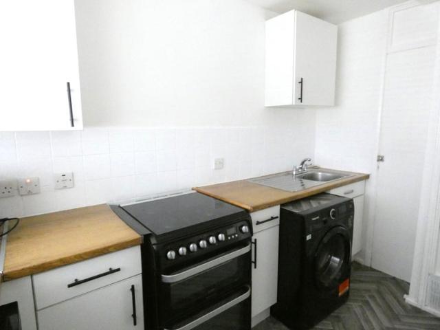 Lovely two bedroom split level flat E3