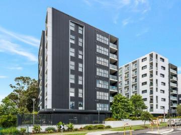 Lovely Unit with Elevated Leafy Views