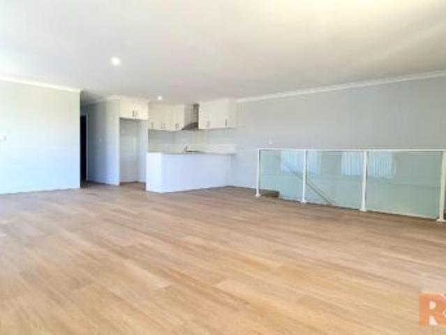 Lovely upstairs unit 3 x 1