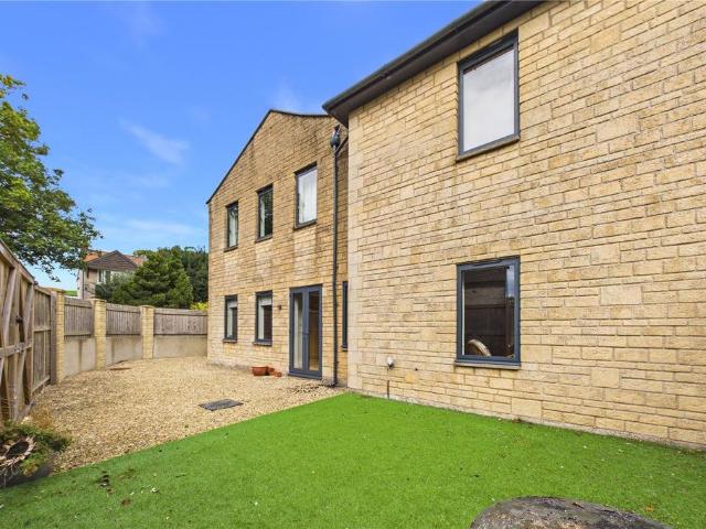 Loves Hill Court, Bath BA2 2 bed flat to rent £1,400 pcm £323 pw