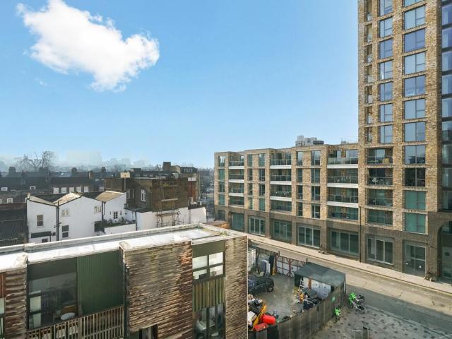 Lovibond Lane, London SE10 2 bed flat to rent £2,300 pcm £531 pw