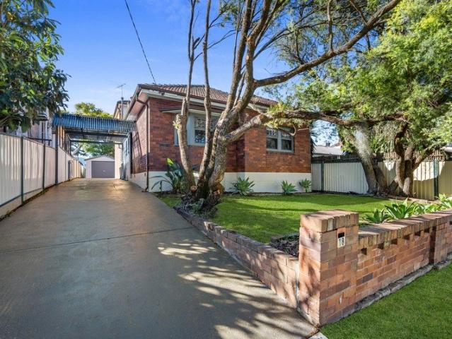Lovingly held Family Home in Whisper Quiet Location