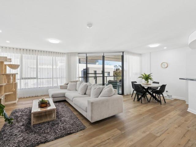 Lovingly renovated top floor apartment with Tea Tree Lagoon views