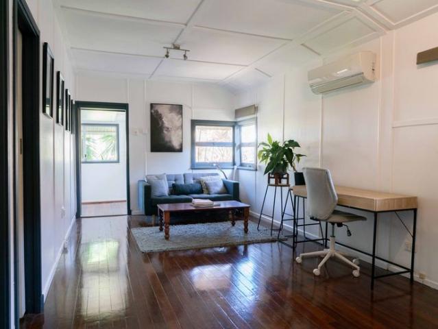 Lovingly Renovated Urban Retro Cutie