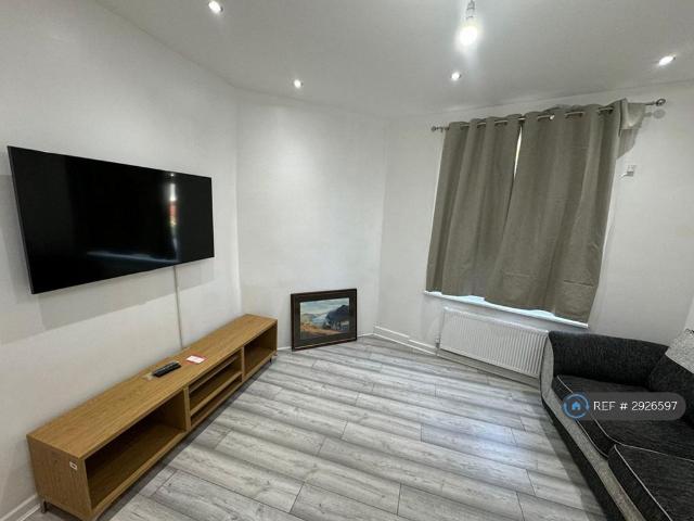 Lowton Avenue, Manchester, M9 1 bed in a house share to rent £750 pcm £173 pw