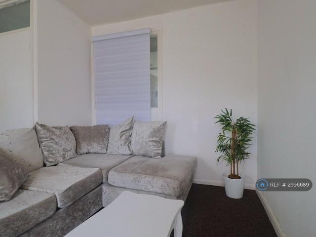 Low Hill, Rochdale, OL12 4 bed flat to rent £1,399 pcm £323 pw