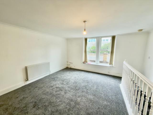 Low Lane, Leeds LS18 2 bed apartment to rent £1,050 pcm £242 pw