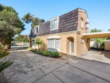 Low Maintained Beach Side Abode in Henley's Heart!
