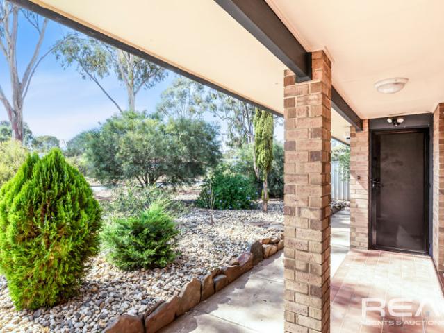 Low Maintanence, neat as a pin, feature packed and ideally located!
