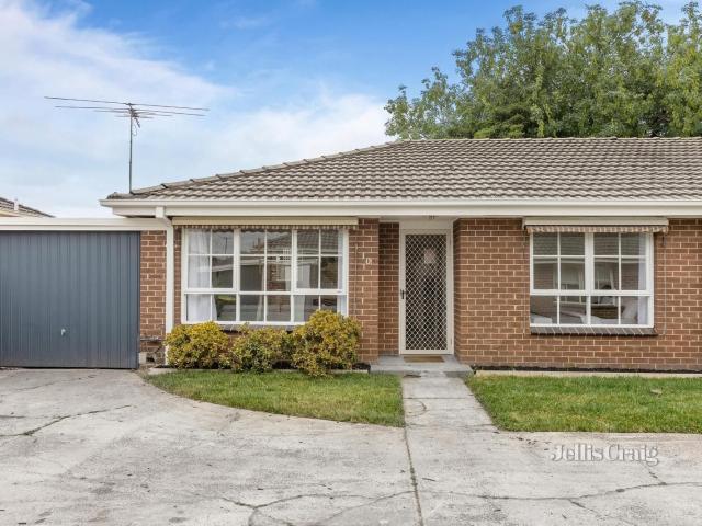 Low Maintenace Living In Great Location