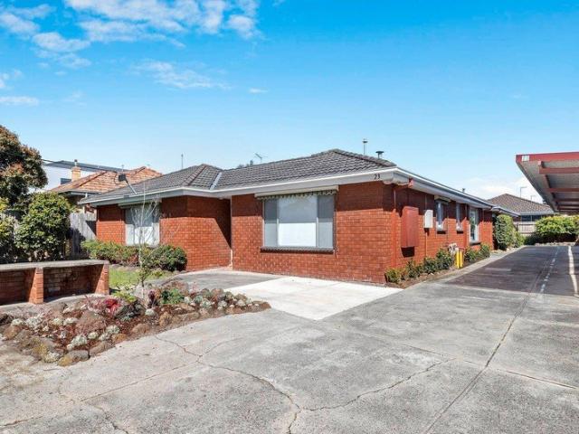 Low Maintenace Living In Great Location