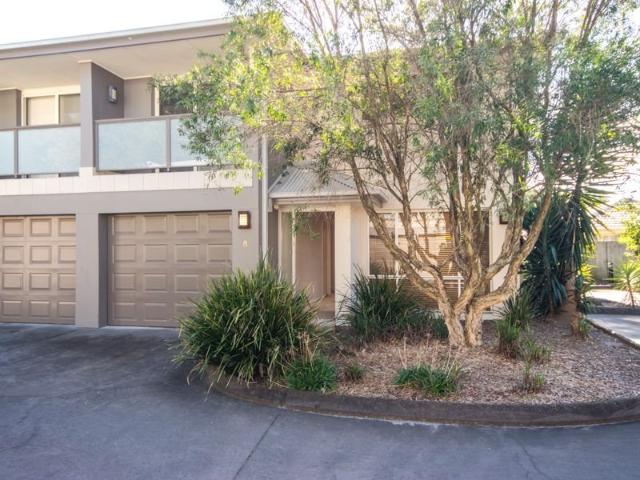 LOW MAINTENANCE 3 BED TOWNHOUSE ACCESS VIA BURGIN CLOSE, Berkeley Vale