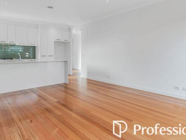 Low maintenance 3 Bedroom Living in Great location