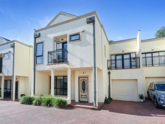 LOW MAINTENANCE 3 BEDROOM TOWNHOUSE IN PRIME LOCATION!