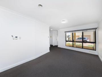 LOW MAINTENANCE 3 BEDROOM TOWNHOUSE IN PRIME LOCATION!