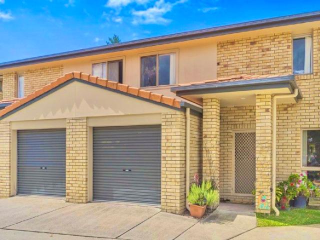 Low Maintenance 3 Bedroom Townhouse in Secure Complex Vacant Occupancy or Invest