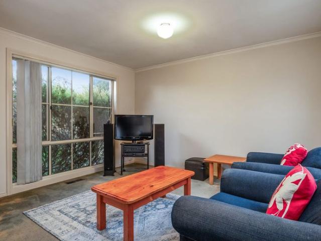 Low maintenance 3 bedroom unit!