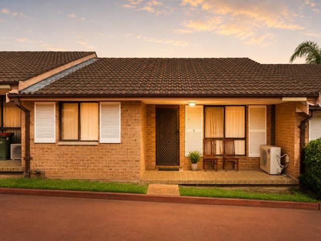 Low Maintenance 3 Bedroom Villa!