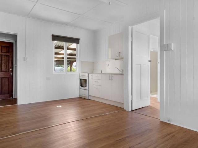 Low Maintenance 1 Bedroom Unit in Convenient Newtown Location