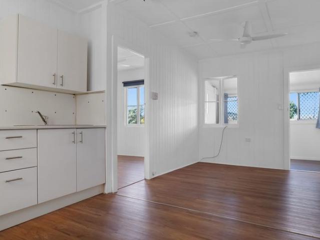 Low Maintenance 1 Bedroom Unit in Convenient Newtown Location