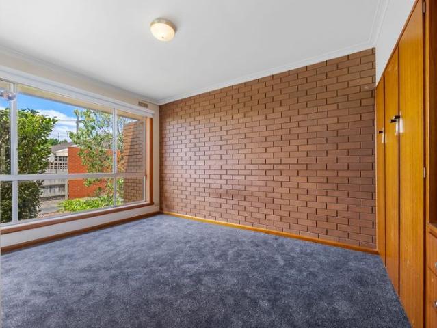 LOW MAINTENANCE 1 BEDROOM UNIT IN QUIET COMPLEX