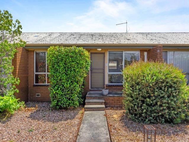 LOW MAINTENANCE 1 BEDROOM UNIT IN QUIET COMPLEX