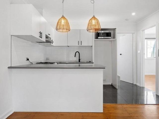 Low maintenance 1 bedroom unit with courtyard and parking in central Keilor East