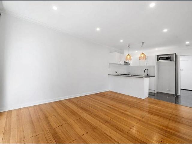 Low maintenance 1 bedroom unit with courtyard and parking in central Keilor East