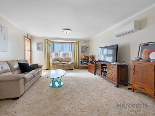 Low Maintenance 2 Bedroom Gem Walk to Mersey River, Shops & More!