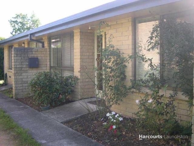 Low Maintenance 2 Bedroom Unit!