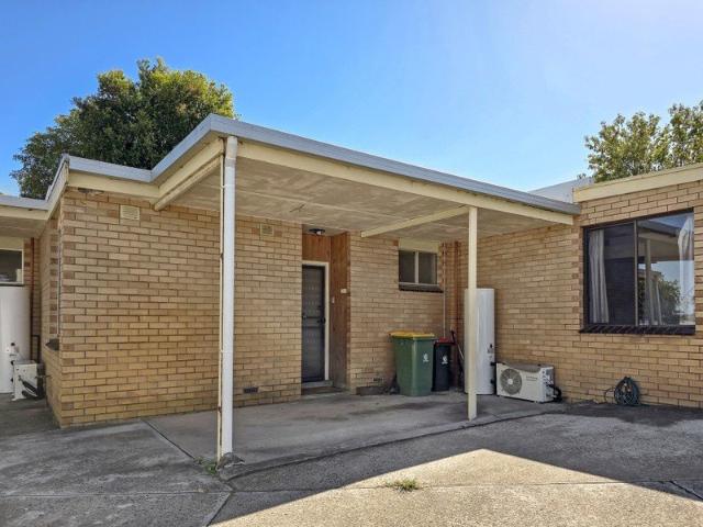 Low Maintenance / 2 Bedroom Unit