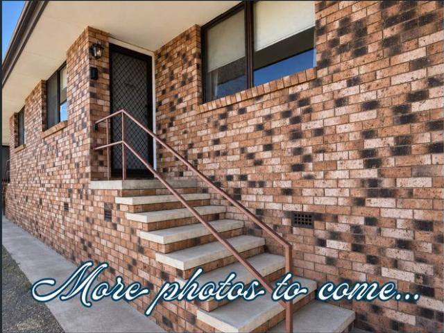 Low Maintenance 2 Bedroom Unit in Convenient Location
