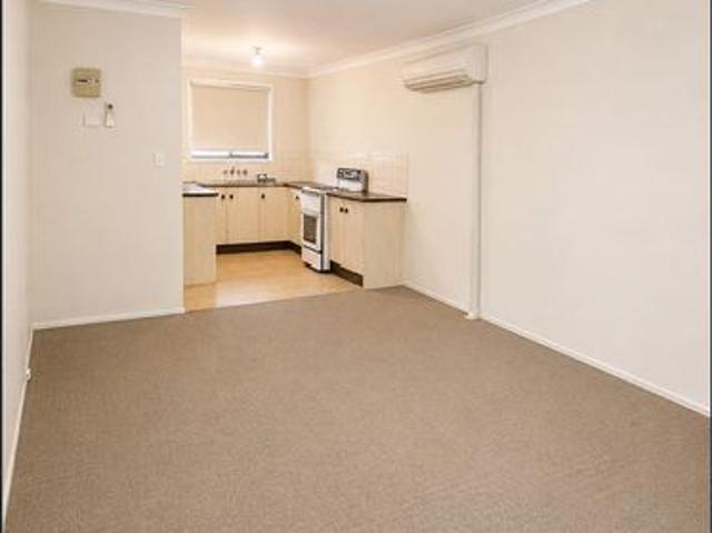 Low Maintenance 2 Bedroom Unit in Convenient Location