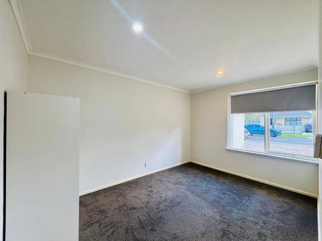 Low Maintenance 2 Bedroom Unit In Convenient Location!